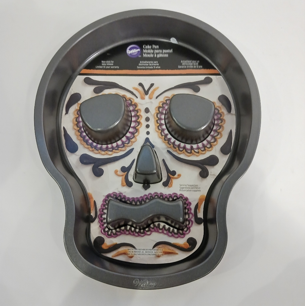 Skull shaped cake pan